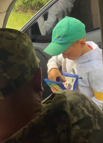 Діти на ''блокпості'' зупинили військових, щоб віддати їм гроші на ЗСУ: захисники віддячили. Відео
