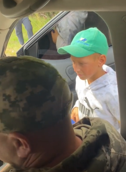 Діти на ''блокпості'' зупинили військових, щоб віддати їм гроші на ЗСУ: захисники віддячили. Відео