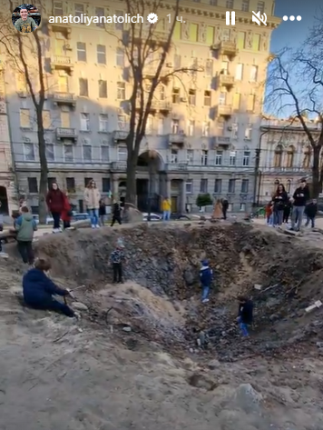 Діти бавляться у вирві від російської ракети: Анатоліч показав промовисте відео з майданчика у парку Шевченка