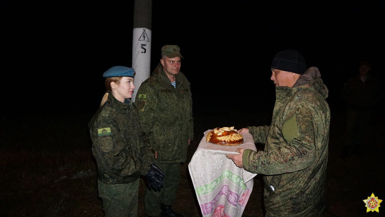 В Беларуси заявили о прибытии первых эшелонов войск РФ: встречали ''с хлебом и солью''. Видео