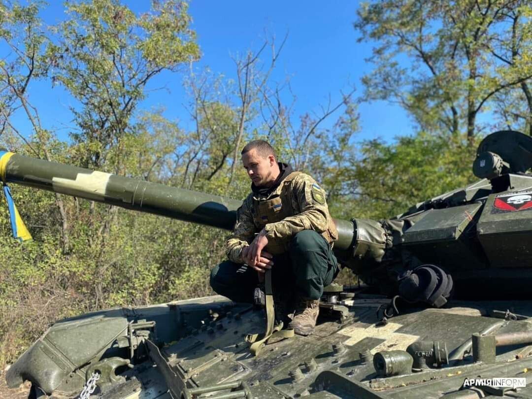 Украинские военные показали, как с помощью трофейного танка уничтожают оккупантов. Фото