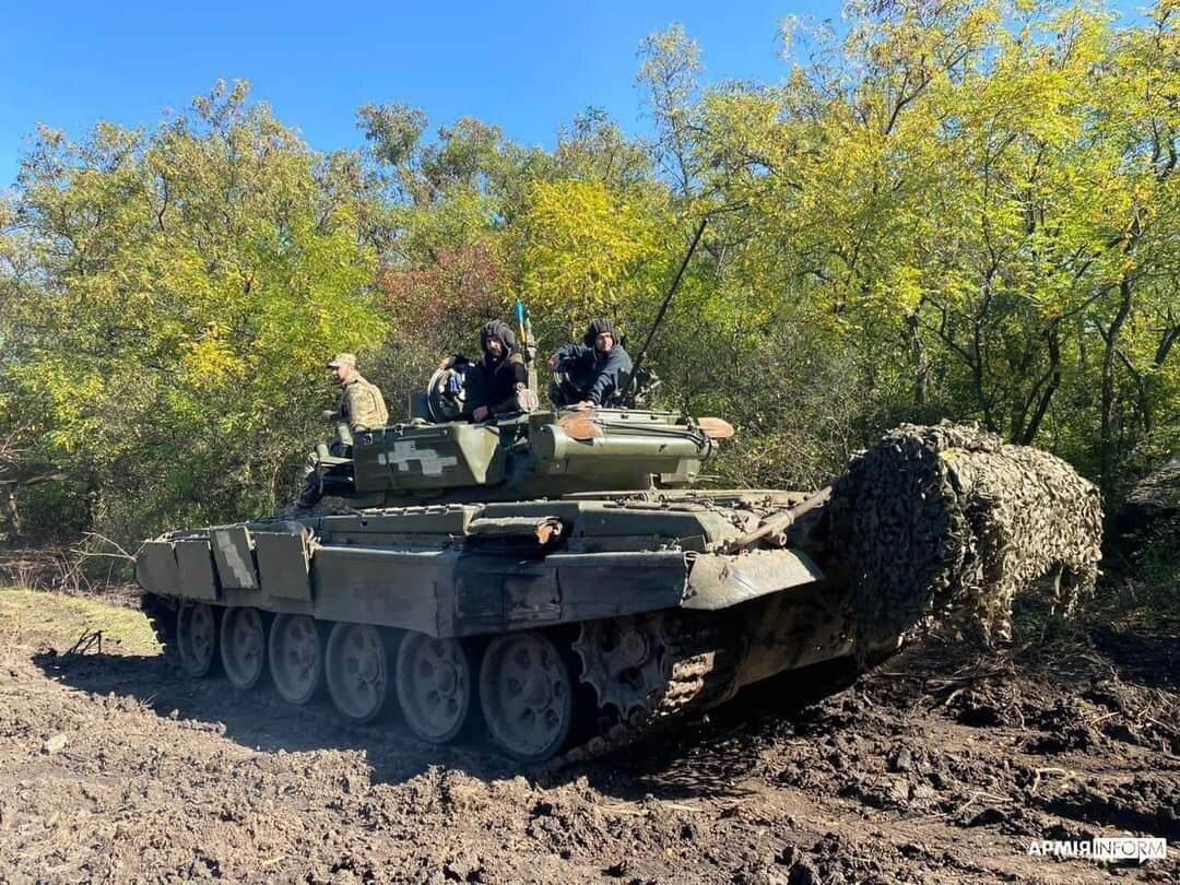 Українські військові показали, як за допомогою трофейного танка нищать окупантів. Фото