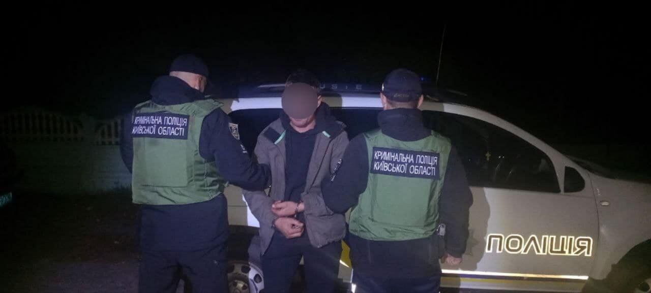 На Київщині чоловік погрожував дружині знайденою в лісі гранатою. Фото