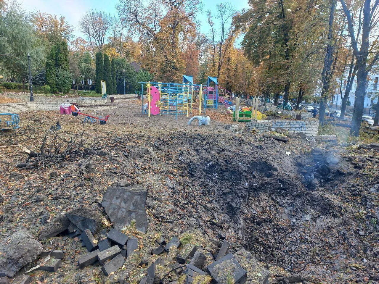 Анатоліч показав, як у Києві діти влаштували ігри прямо у вирві від російської ракети. Відео