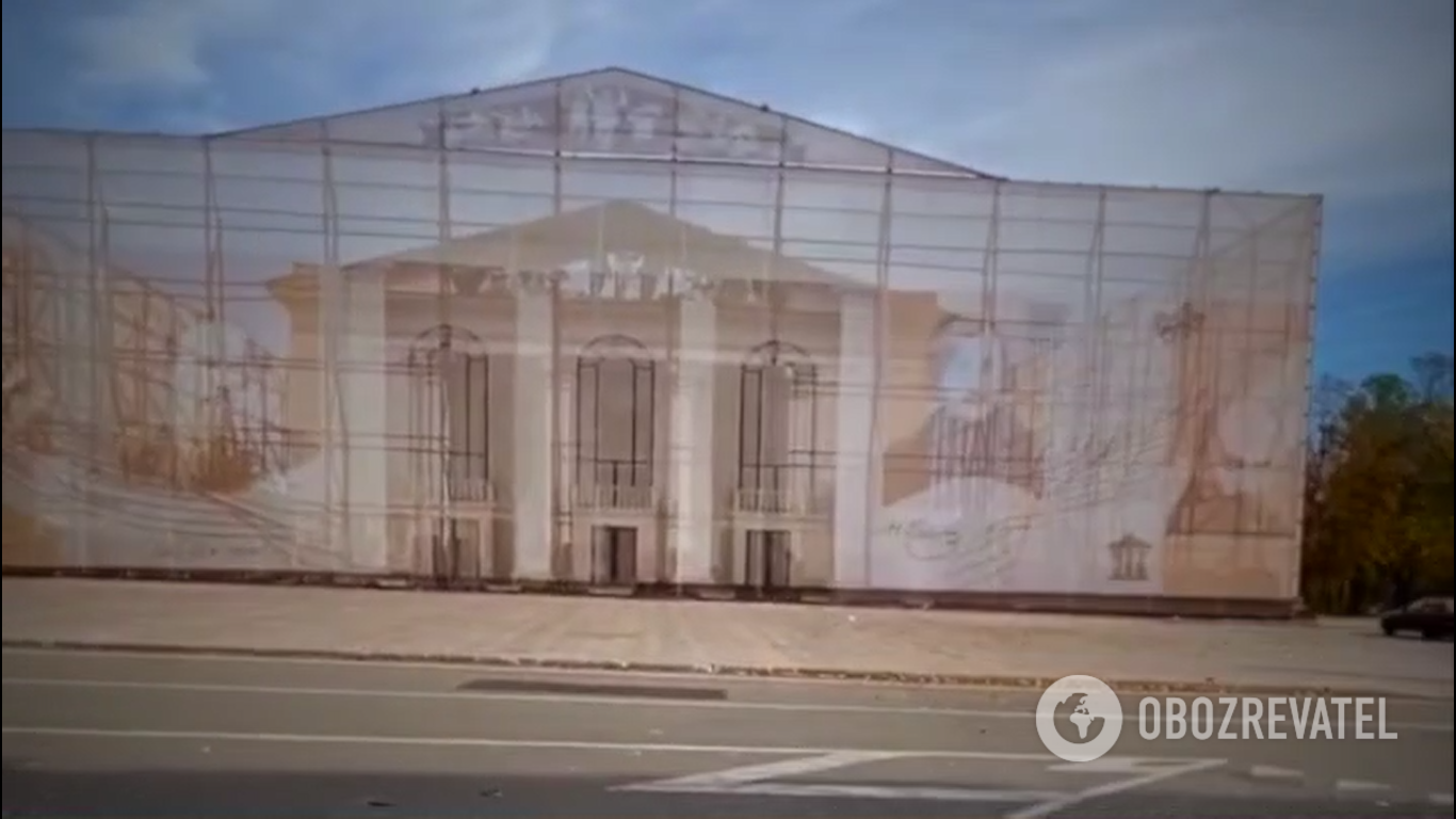 В Мариуполе разбомбленный драмтеатр спрятали за баннерами с Гоголем