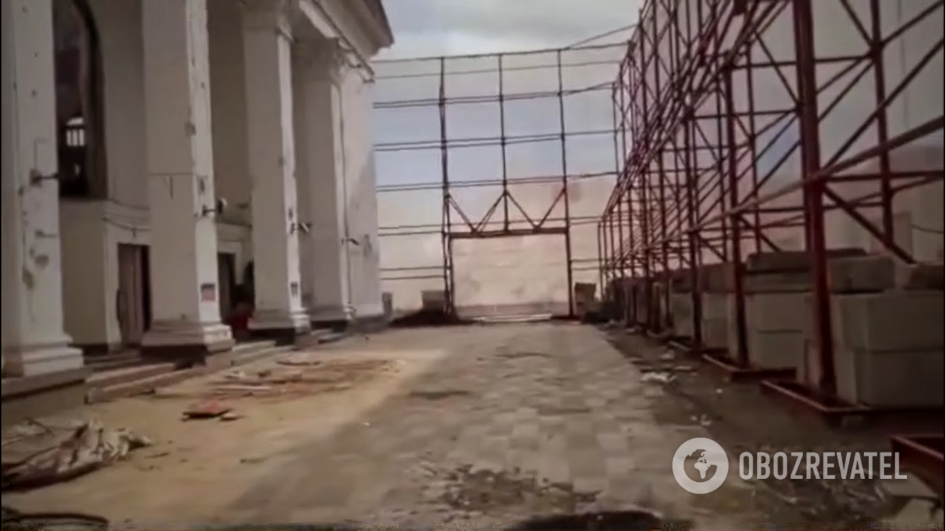 В Мариуполе разбомбленный драмтеатр спрятали за баннерами