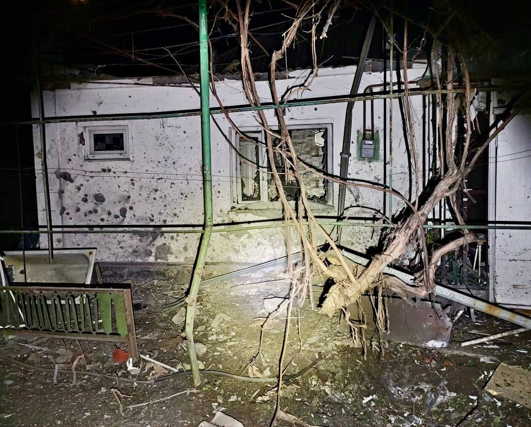 У Нікополь за ніч прилетіло понад 40 російських снарядів: є поранені. Фото