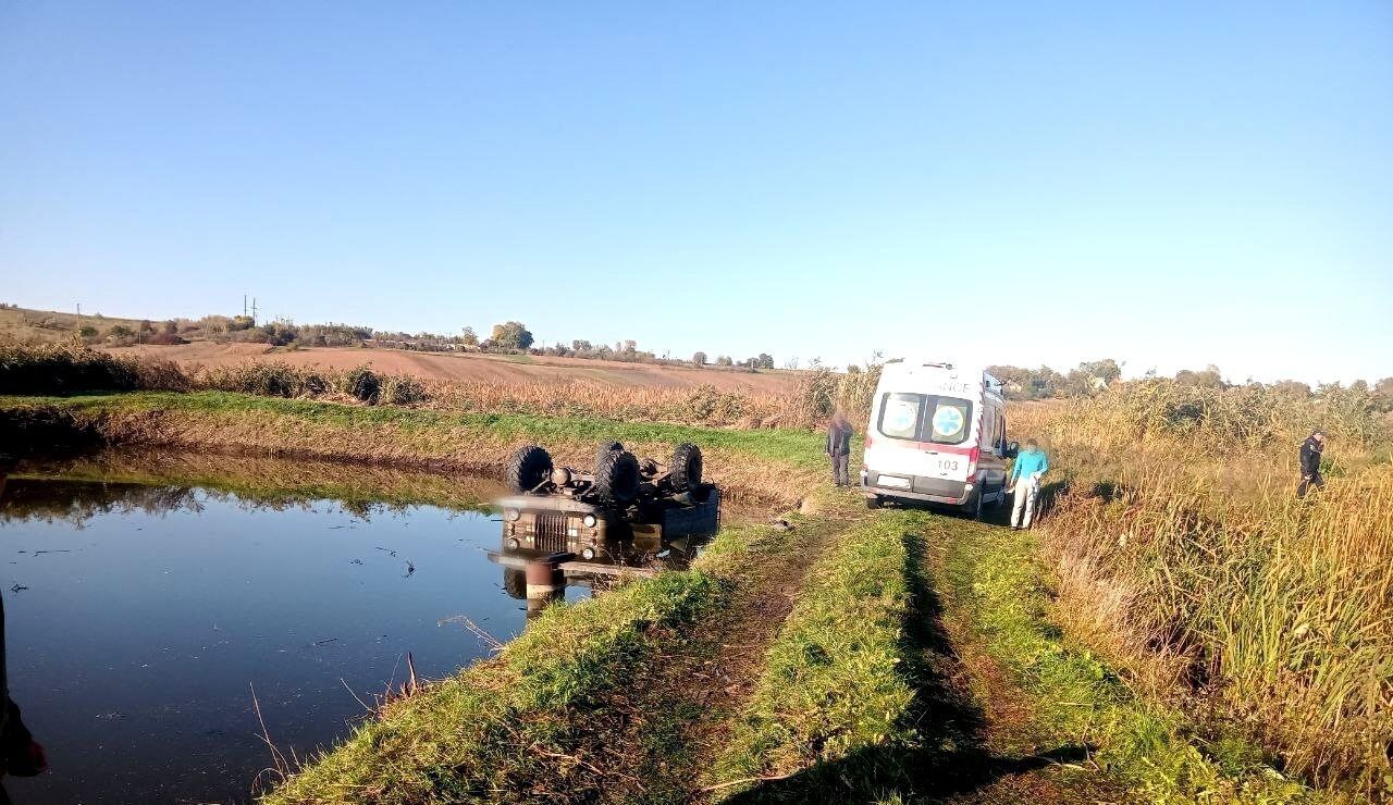 В Киевской области грузовик заехал в пруд: водитель авто погиб. Фото