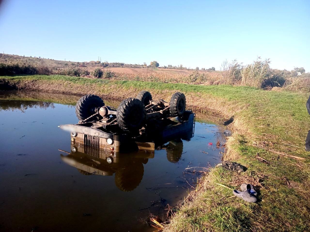 В Киевской области грузовик заехал в пруд: водитель авто погиб. Фото