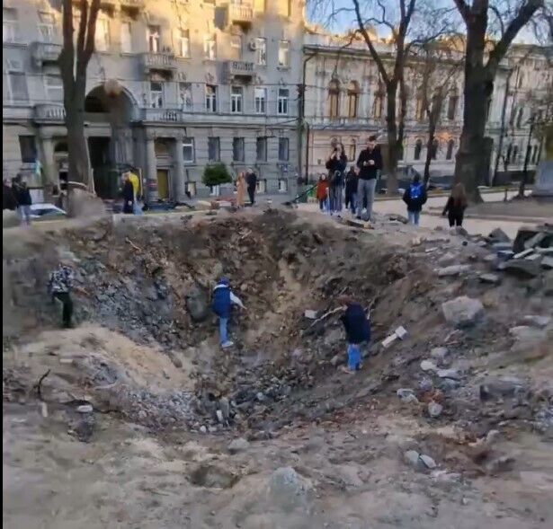 Анатоліч показав, як у Києві діти влаштували ігри прямо у вирві від російської ракети. Відео