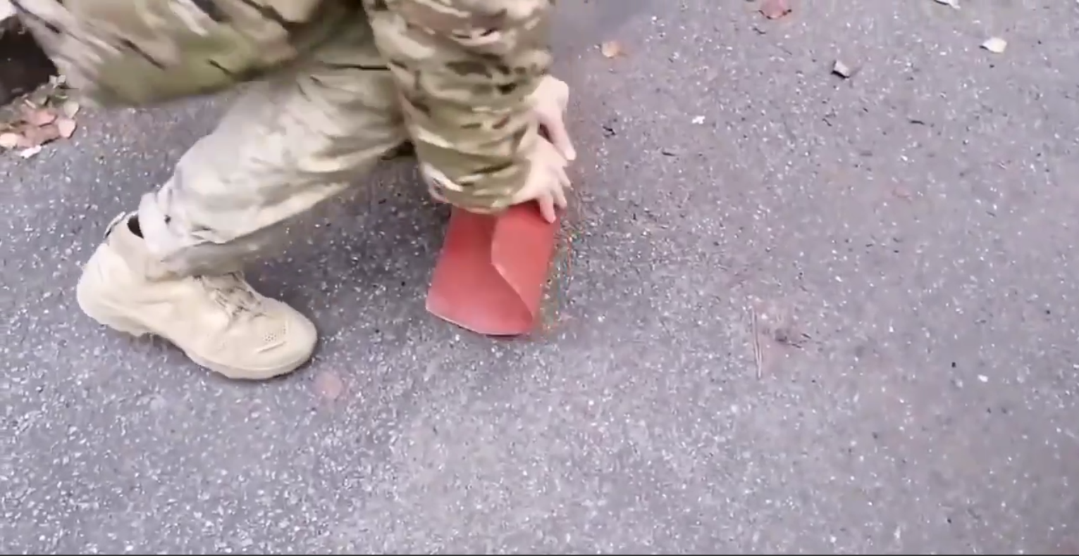 Из фетра? Украинские бойцы показали, с какими средствами защиты в России отправляют воевать оккупантов. Видео