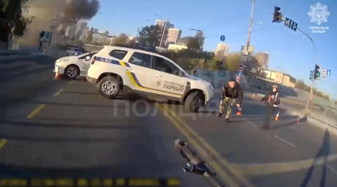 У Києві бійцям патрульної поліції вдалося збити ворожий дрон-камікадзе: момент потрапив на відео