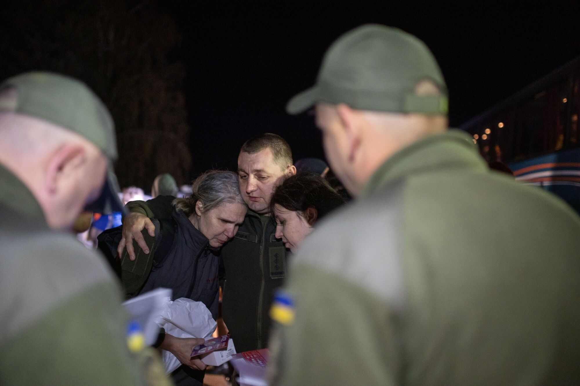 Обійми та сльози радості: українок, які повернулися з російського полону, зустріли на батьківщині. Фото
