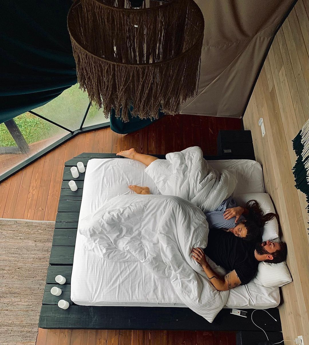 Солістка гурту KAZKA показала фото з бойфрендом у ліжку