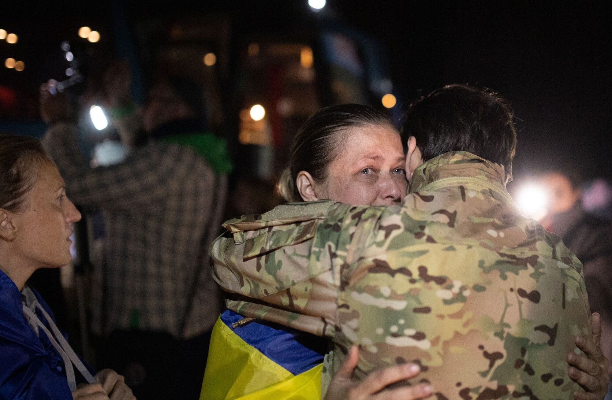 Обійми та сльози радості: українок, які повернулися з російського полону, зустріли на батьківщині. Фото