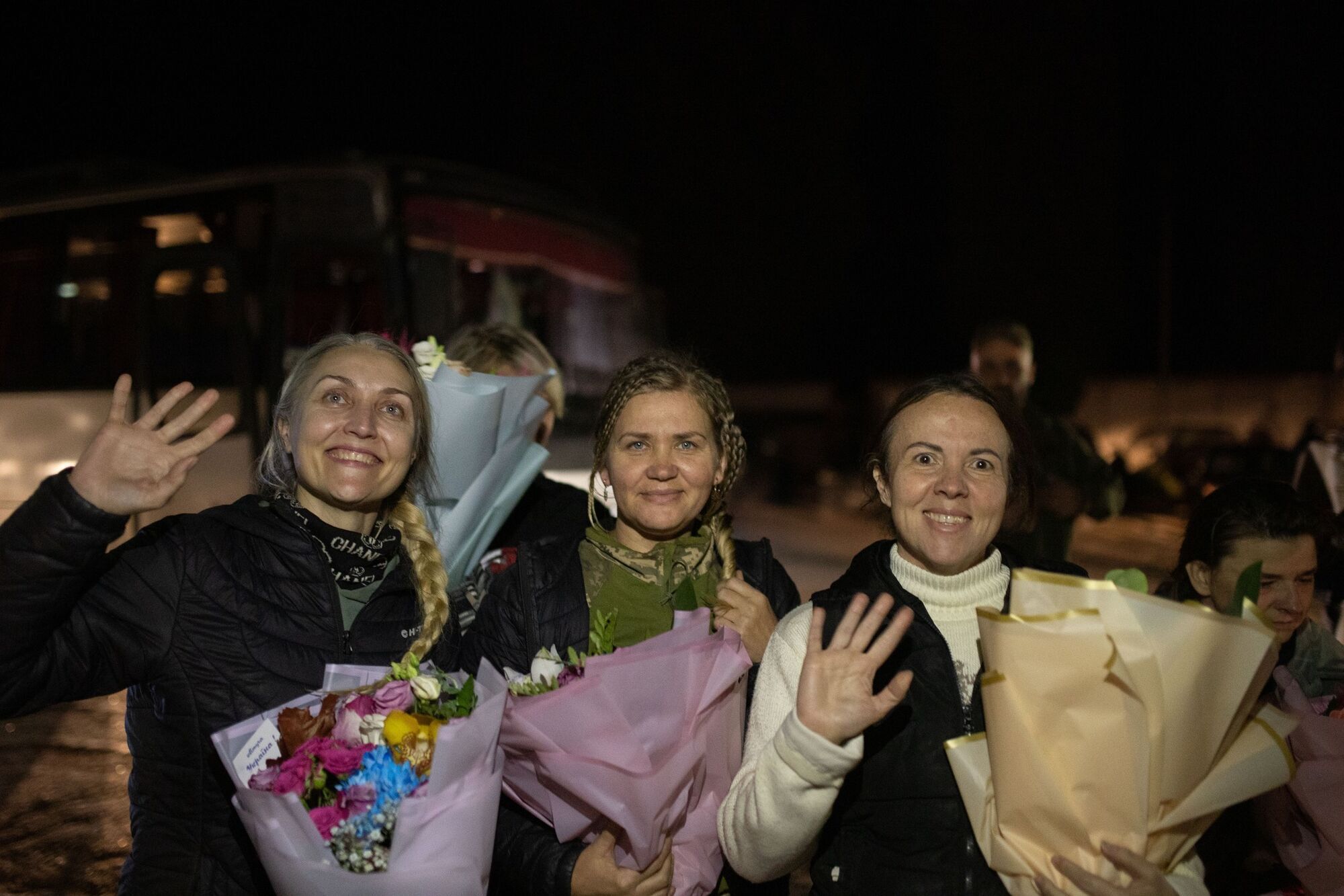 Обійми та сльози радості: українок, які повернулися з російського полону, зустріли на батьківщині. Фото