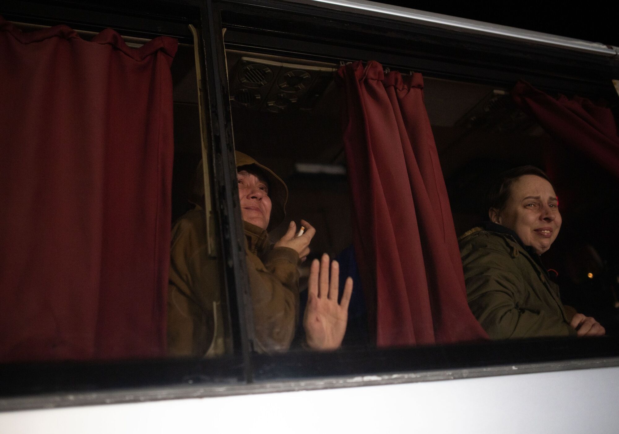 Объятия и слезы радости: вернувшихся из российского плена украинок встретили на родине. Фото