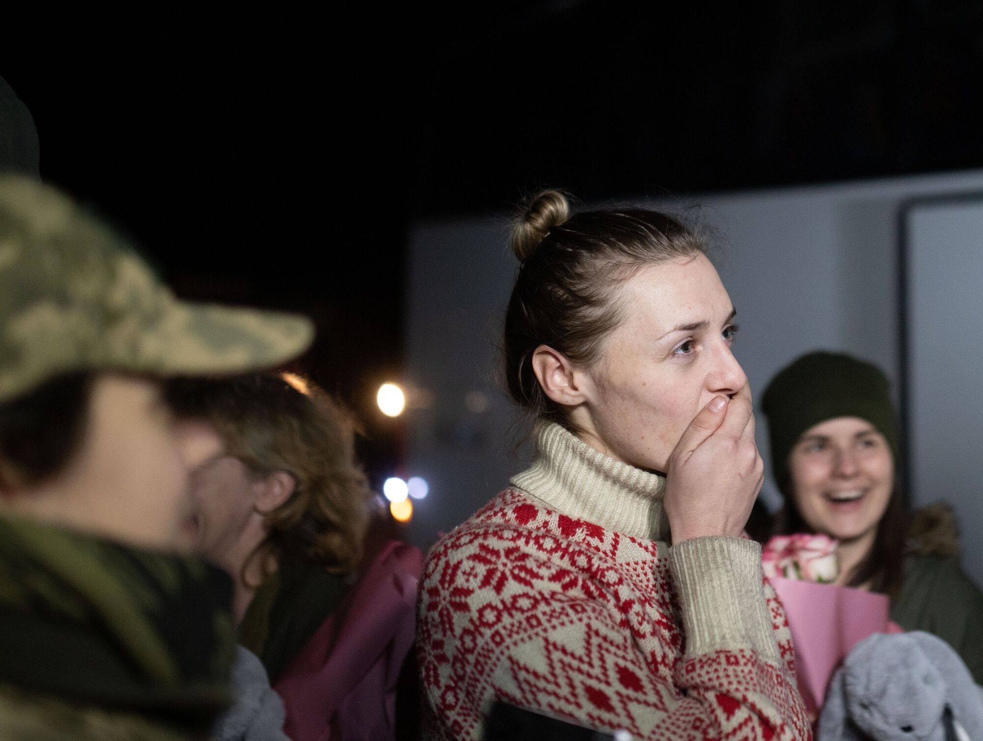 Объятия и слезы радости: вернувшихся из российского плена украинок встретили на родине. Фото