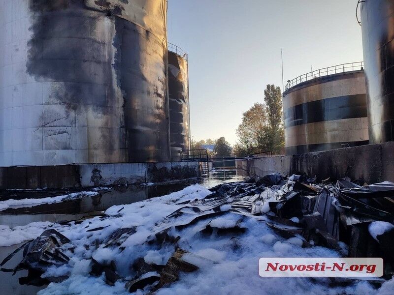 Унаслідок атаки дронів на Миколаїв пошкоджено цистерни з тисячами тонн олії, вона тече вулицями. Фото і відео 