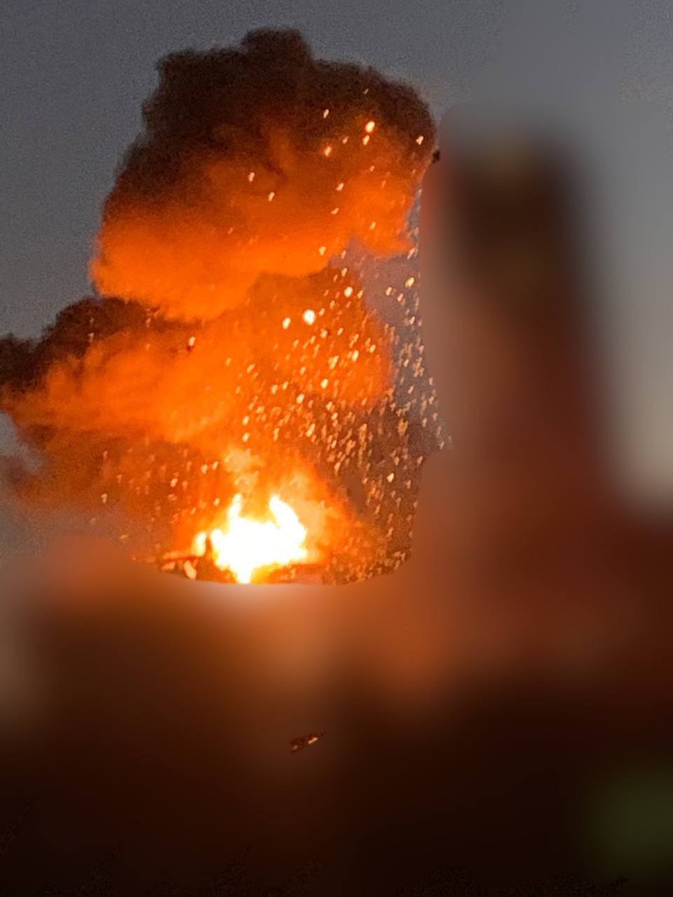 Київ вранці атакували дрони-камікадзе, прогриміла серія вибухів: людей рятували з-під завалів. Фото і відео