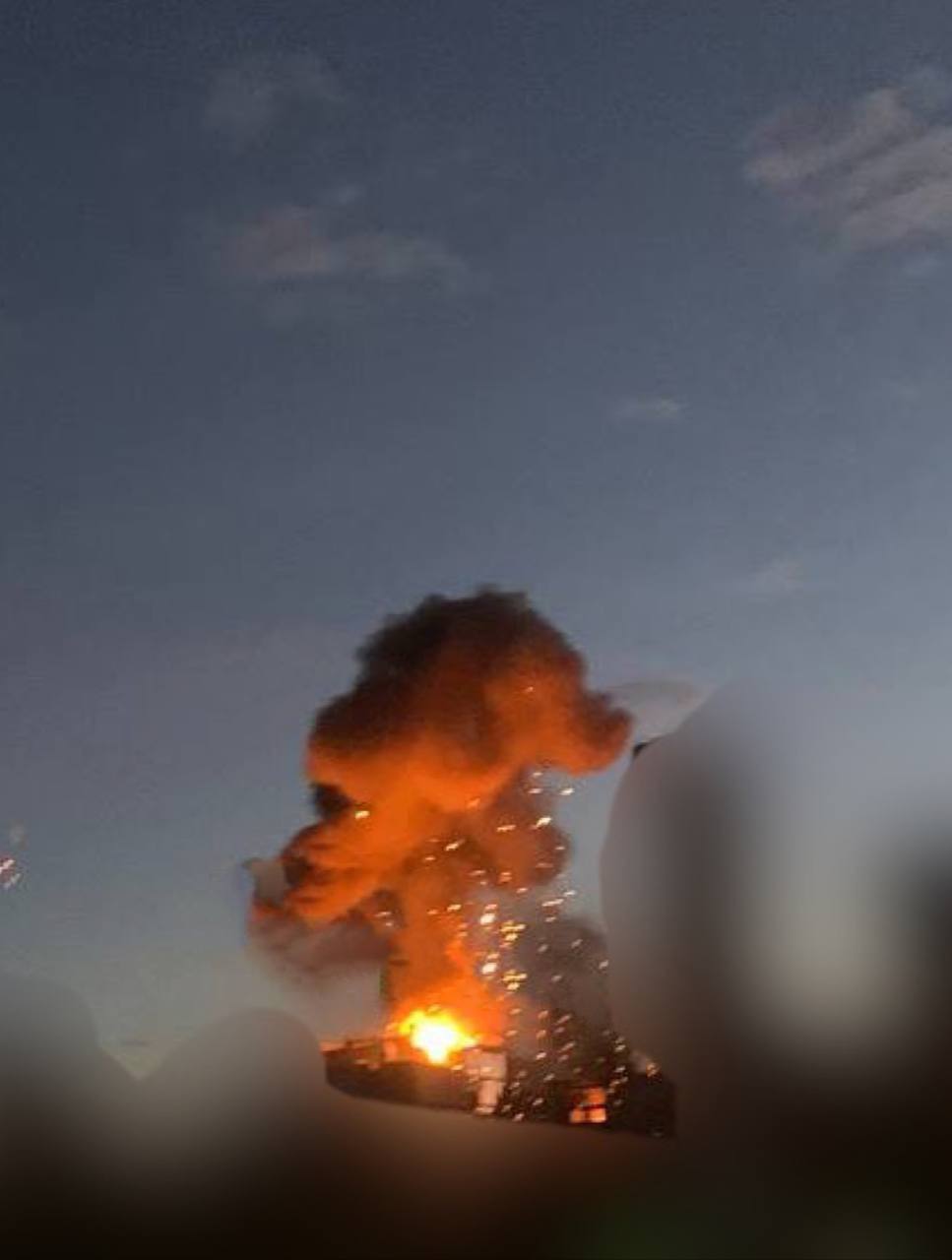 Київ вранці атакували дрони-камікадзе, прогриміла серія вибухів: людей рятували з-під завалів. Фото і відео