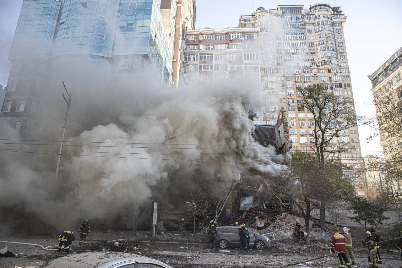 "Ми будемо з вами стільки, скільки потрібно": посольство США в Україні назвало атаки РФ на Київ "ганебними"