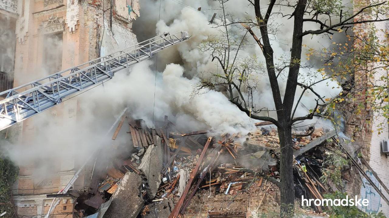 Під завалами багатоповерхівки знайшли тіла чотирьох загиблих: усі подробиці атаки дронів-камікадзе на Київ. Фото і відео