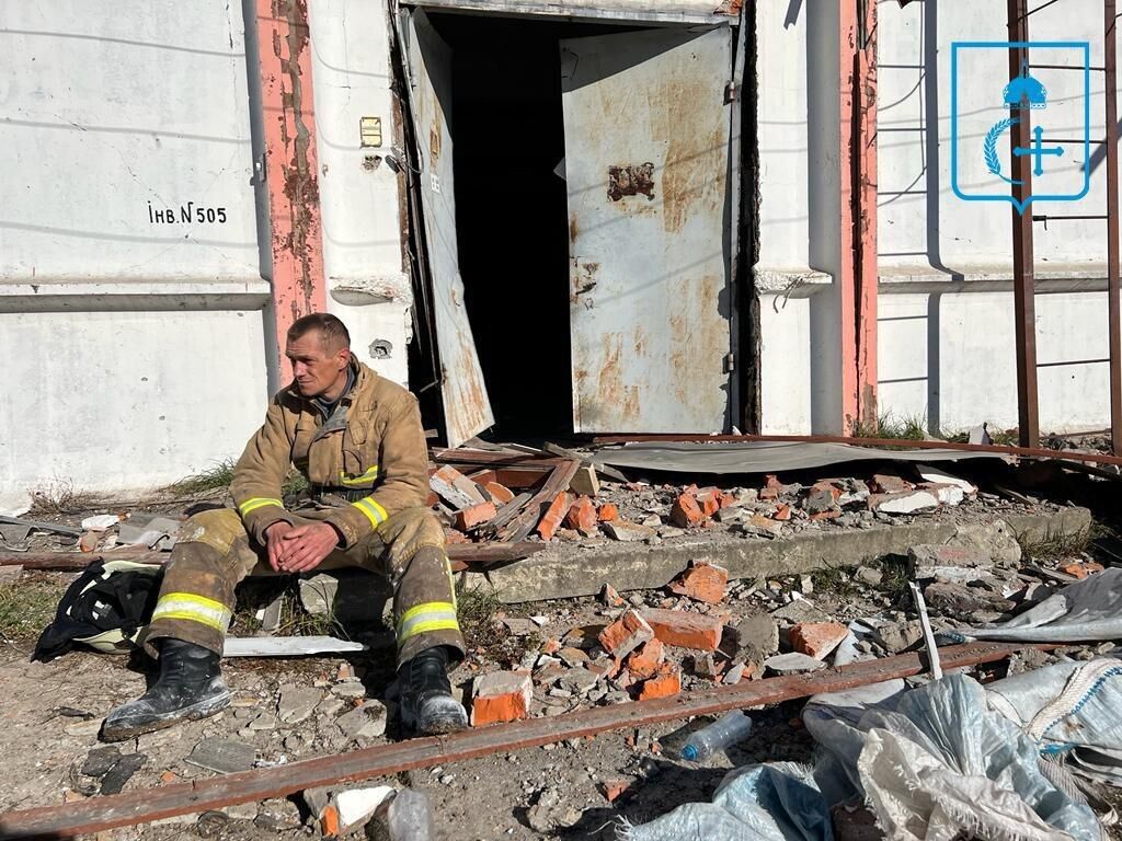 Унаслідок ракетного удару РФ по Сумщині 3 особи загинули, 9 поранені: під завалами залишаються люди. Фото 