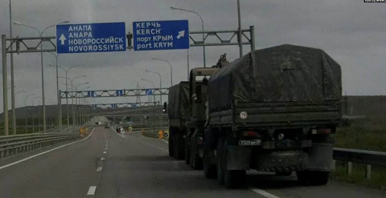 Грузовики и тягачи для орудий: в оккупированном Крыму зафиксировали перемещение техники оккупантов. Фото