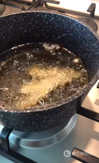Навіщо додавати крохмаль до картоплі перед смаженням: елементарний лайфхак 