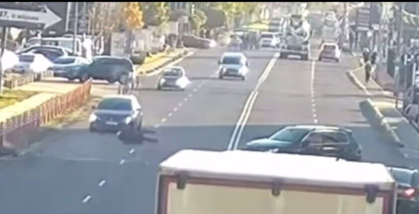 На Київщині мотоцикліст після ДТП впав на дорогу та ледь не потрапив головою під колеса авто. Відео