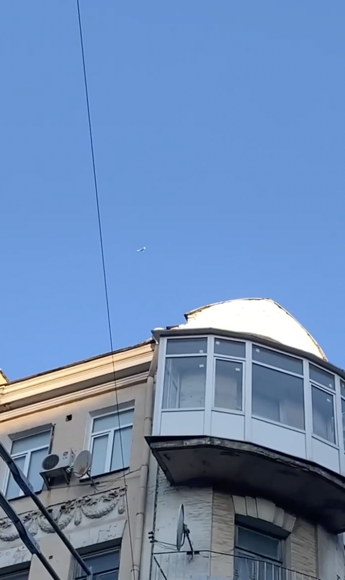 Момент попадания дрона-камикадзе в дом в Киеве зафиксировала нагрудная камера полицейского