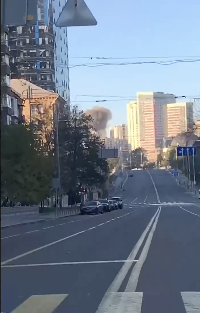 Момент попадания дрона-камикадзе в дом в Киеве зафиксировала нагрудная камера полицейского