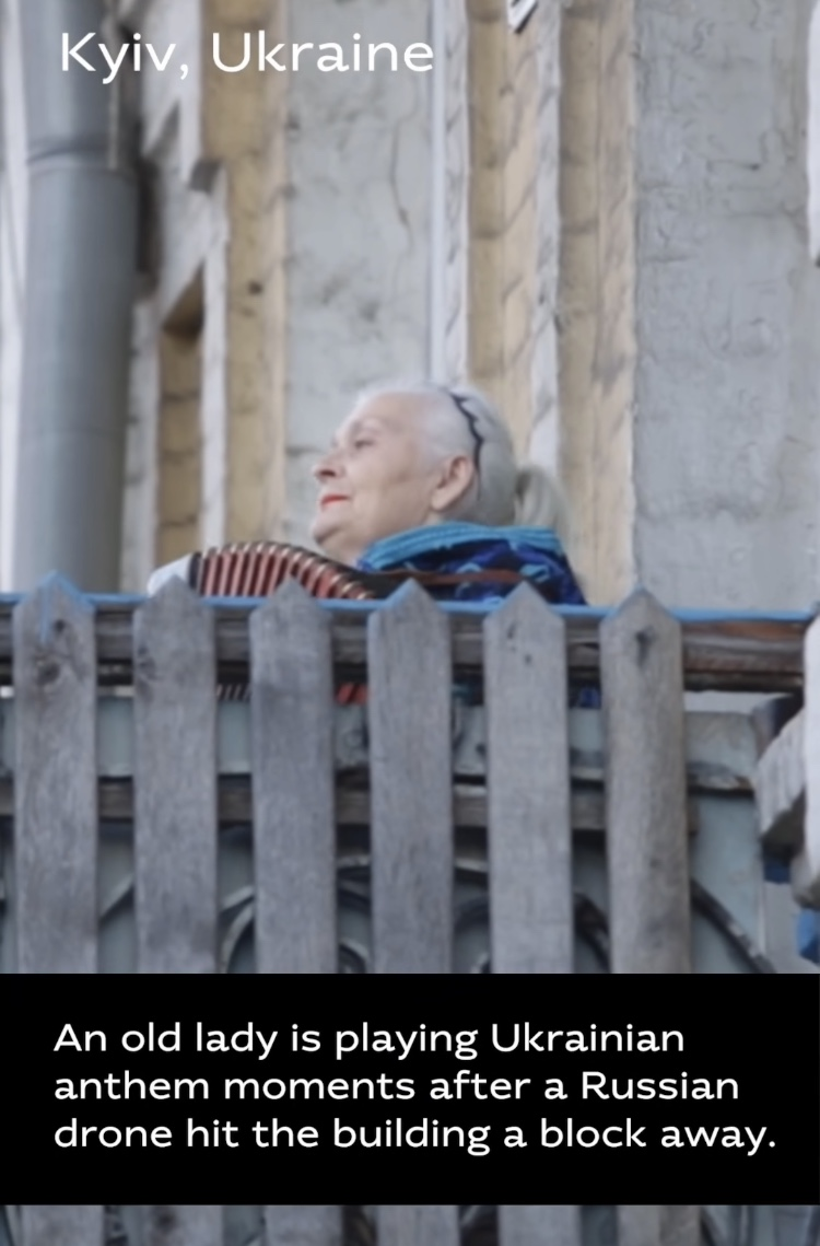 "Плачу, але як надихає": мережу захопило відео, на якому баяністка грає гімн України через кілька хвилин після вибухів у Києві