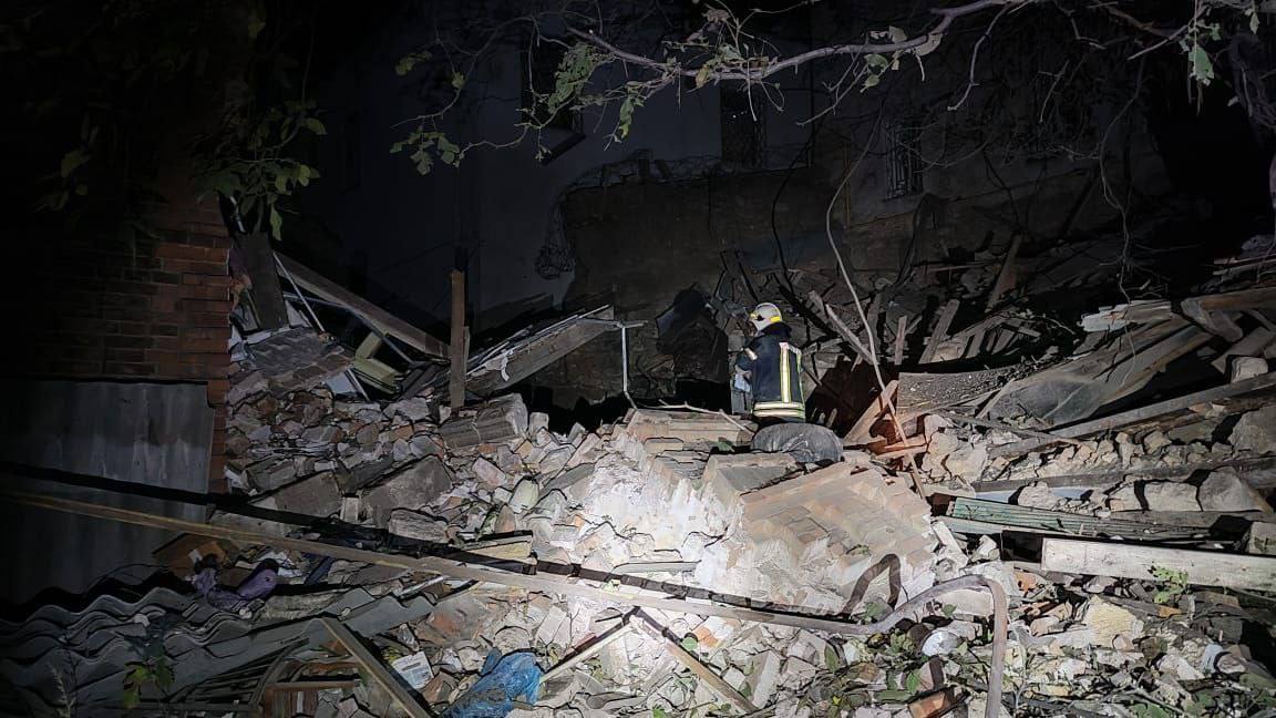 Окупанти вночі обстріляли Миколаїв ракетами С-300, влучили в будинок: є загиблий. Фото 
