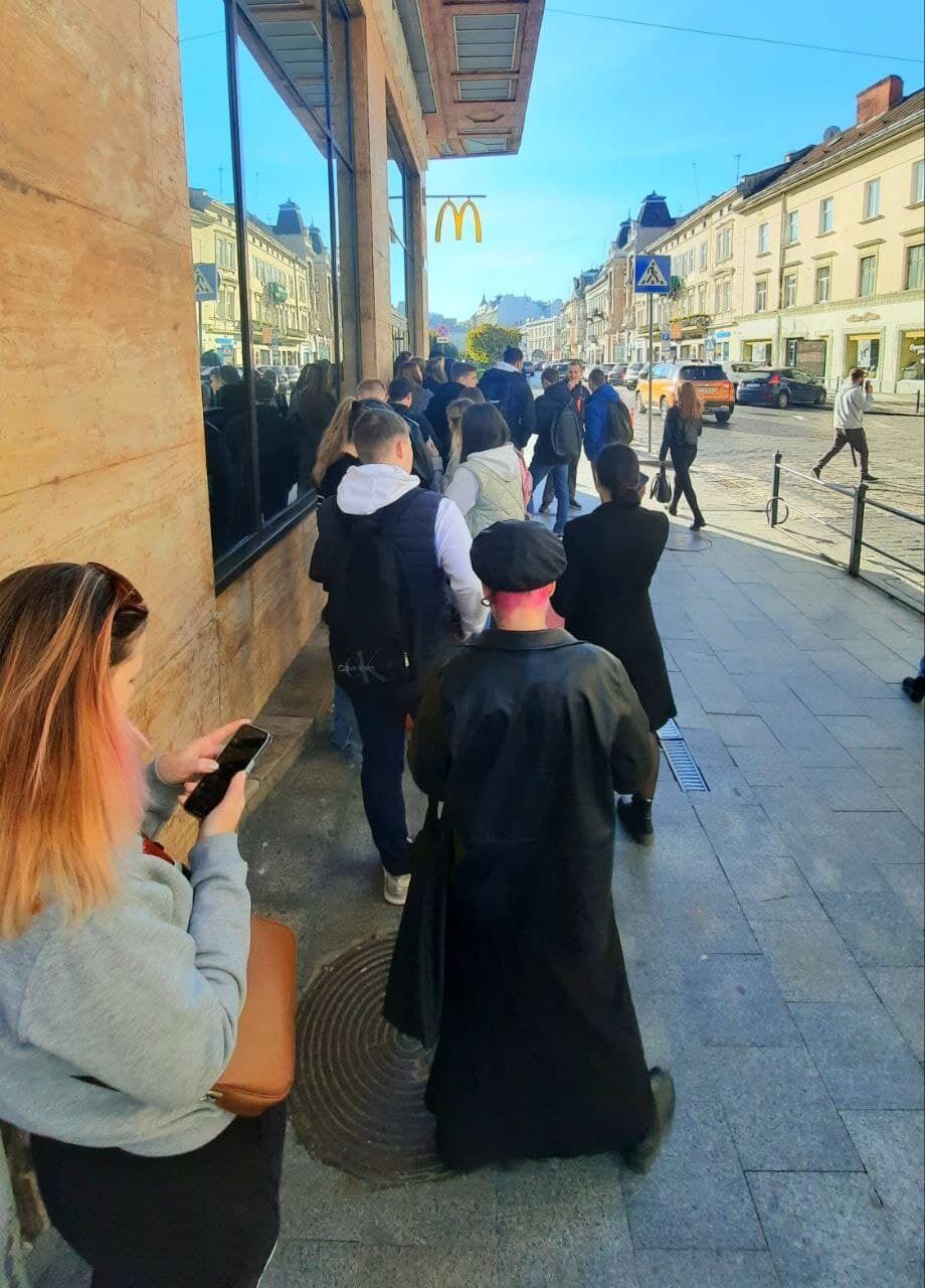 Очередь в McDonald's во Львове