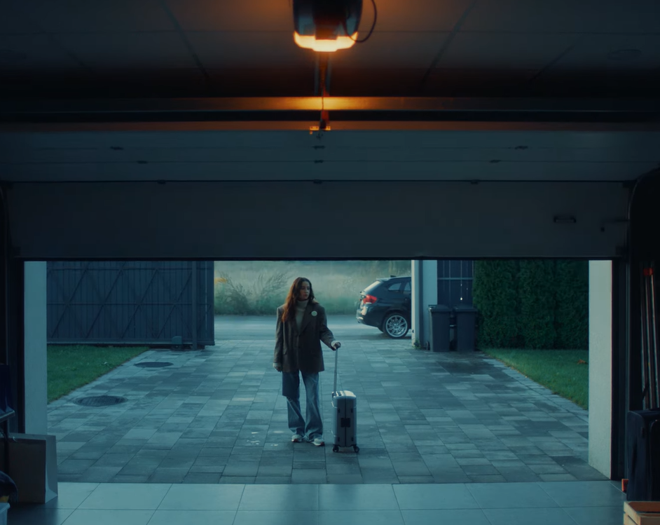 Дорофеева в новом эмоциональном клипе показала свой дом, оставленный в начале войны