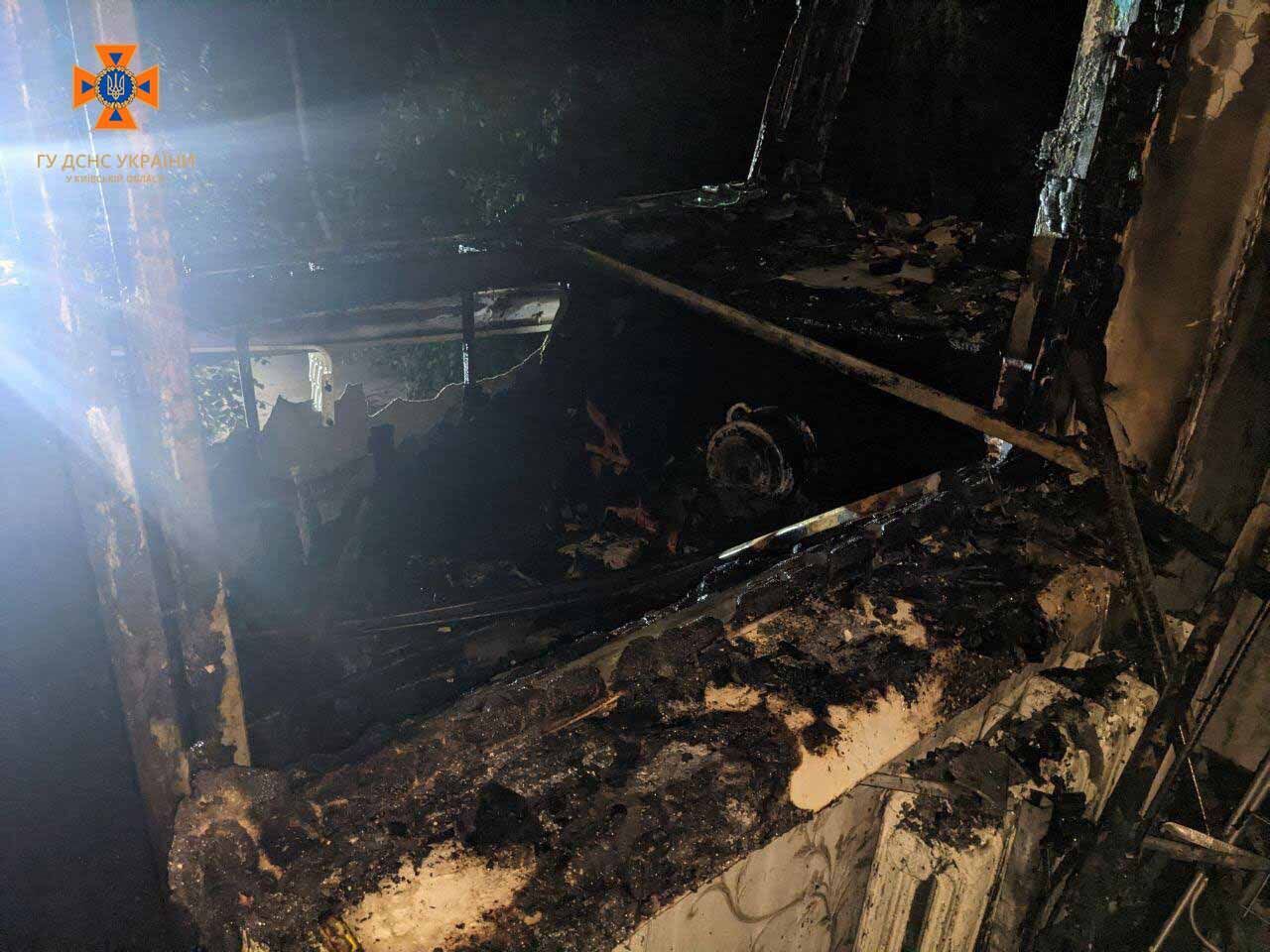 На Київщині під час пожежі в багатоповерхівці ледь не загинув чоловік. Фото