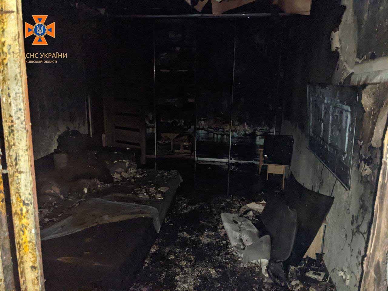 На Київщині під час пожежі в багатоповерхівці ледь не загинув чоловік. Фото