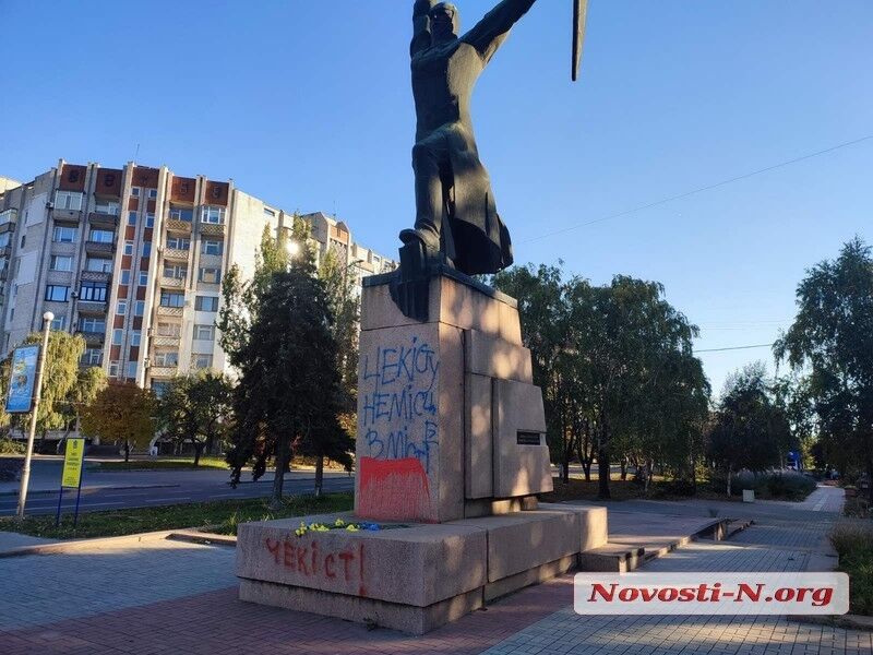 В Николаеве взорвали памятник советским чекистам. Фото