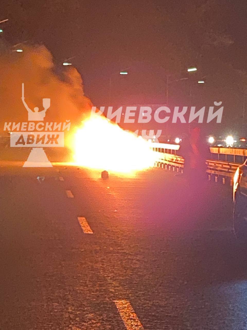 На Дарницком мосту в Киеве автомобиль влетел в отбойник и загорелся. Фото и видео