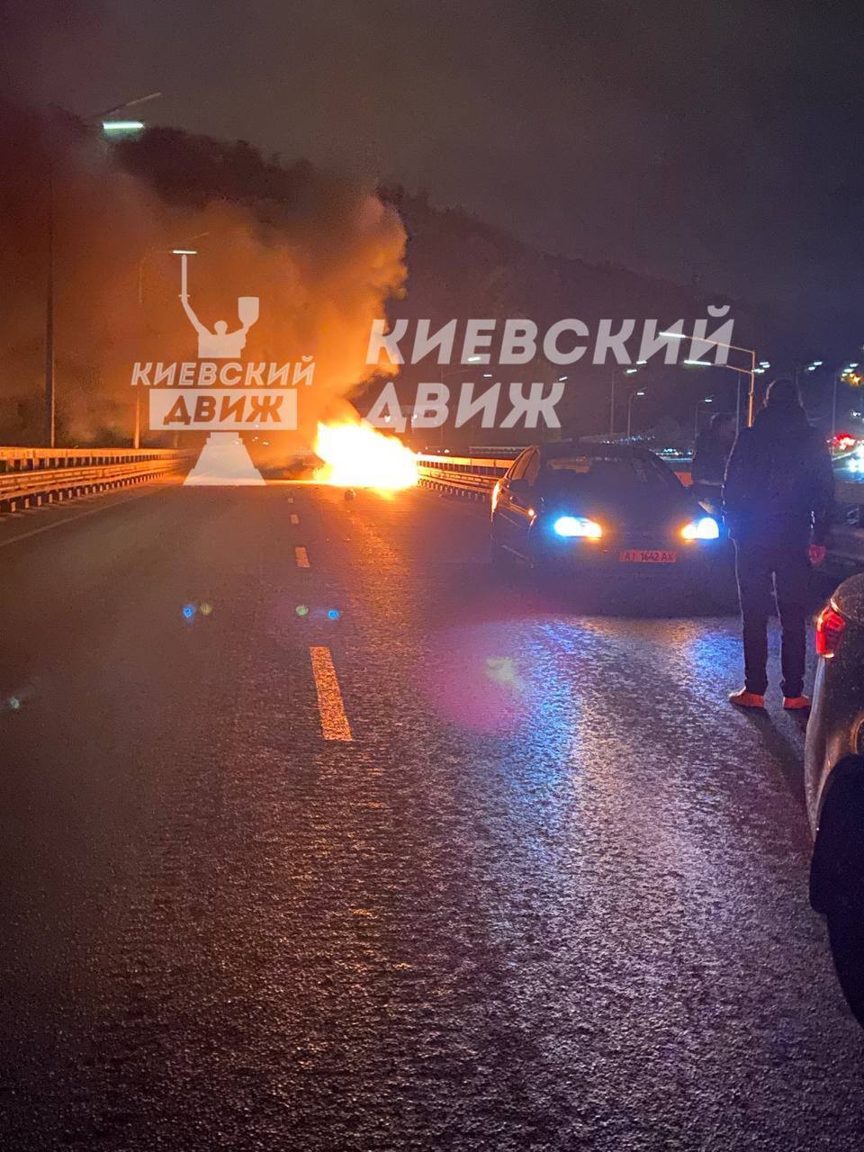 На Дарницькому мосту в Києві авто влетіло у відбійник і загорілося. Фото й відео 