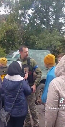 "Боже, как же мы вас ждали!" Украинцы в освобожденной Боровой устроили трогательную встречу военным ВСУ. Видео