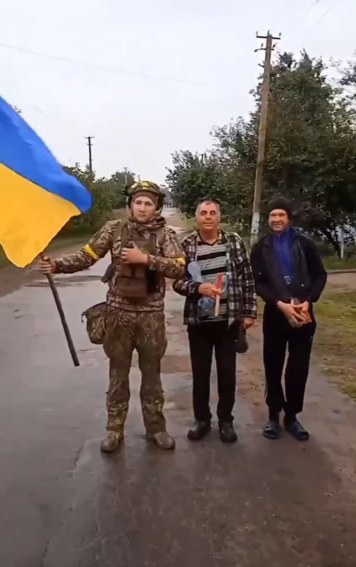 Українські військові показали відео з прапором із Золотої Балки на Херсонщині: вони вже там