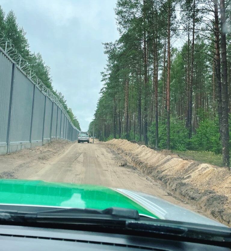 Польща збудувала стіну на кордоні з Білоруссю. Фото
