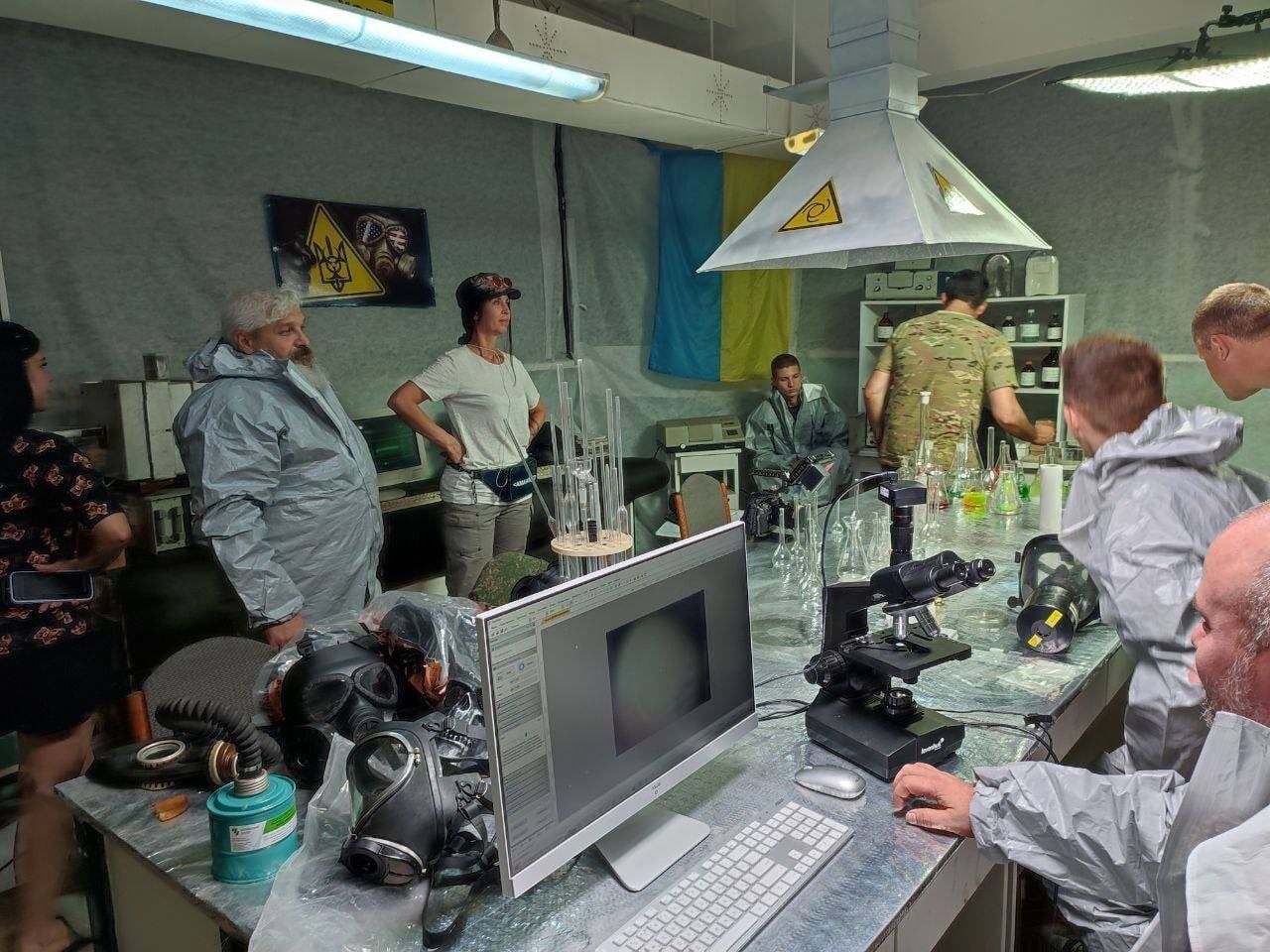 Пропагандисты "ЛНР" принялись снимать фильм о ВСУ, Зеленском, НАТО и биолабораториях. Фото