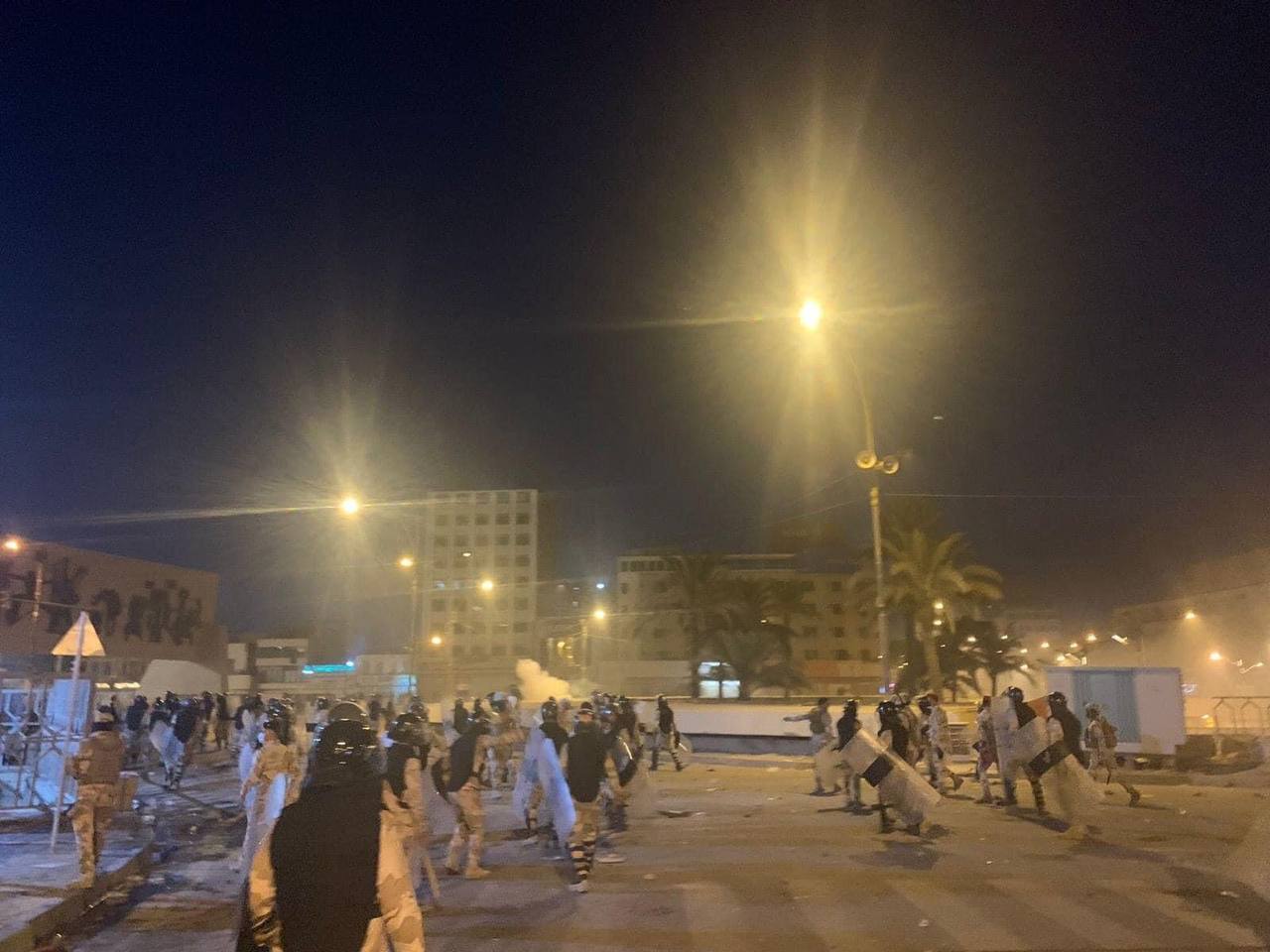В Іраку спалахнули протести: демонстранти палили шини, почалися зіткнення із силовиками. Фото та відео