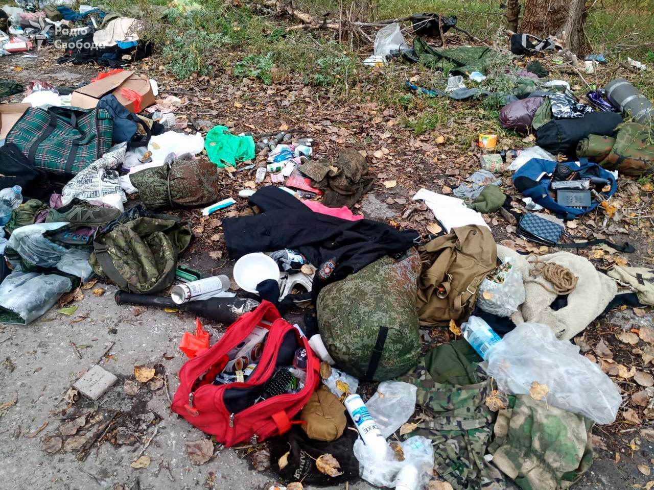 Женская расческа и житомирские носки: оккупанты, убегая из Лимана, оставили сумки с награбленным. Фото