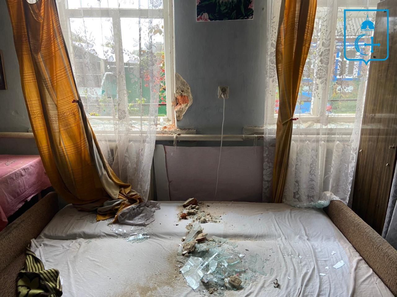 Оккупанты расстреляли из САУ дома мирных жителей Кияницы на Сумщине, люди остались без крова. Фото