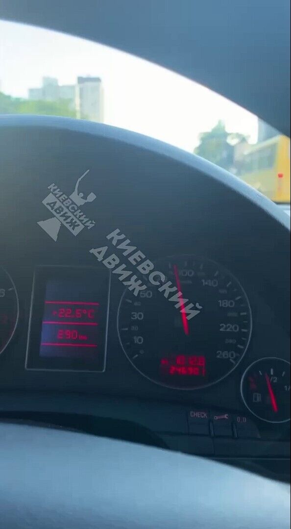 В Киеве заметили мужчину на электросамокате, который ехал со скоростью около 100 км/ч. Видео
